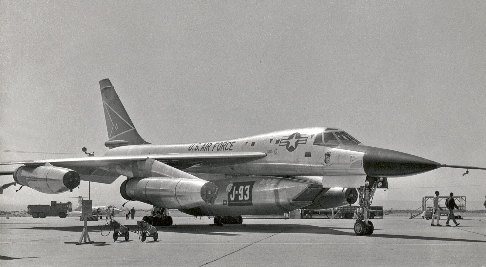 Para que la “Guerra Fría” se mantuviera en esa condición “Convair”  fabricaba el bombardero B-58 “Hustler” – Prensa OHF